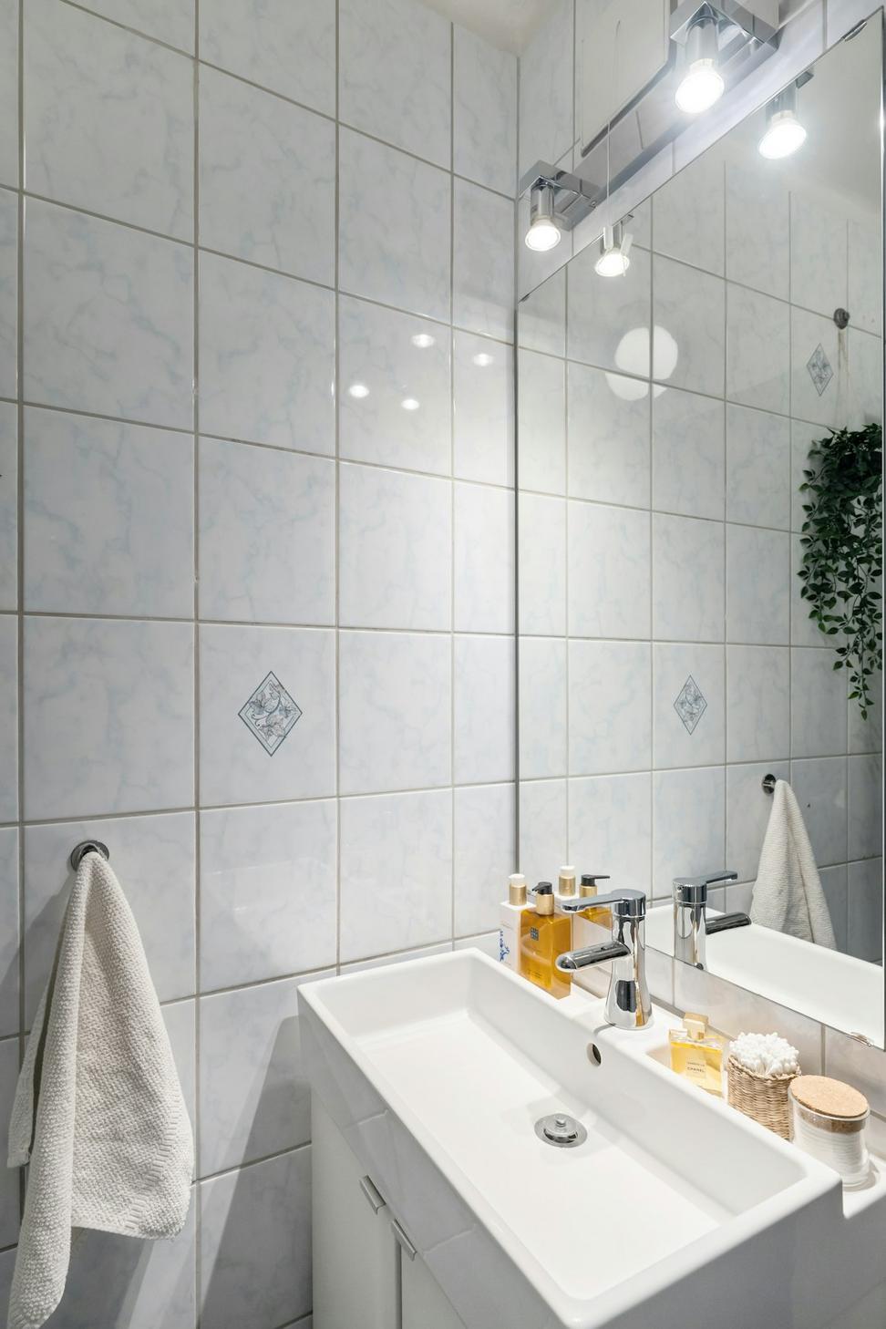 Valley Room Bathroom